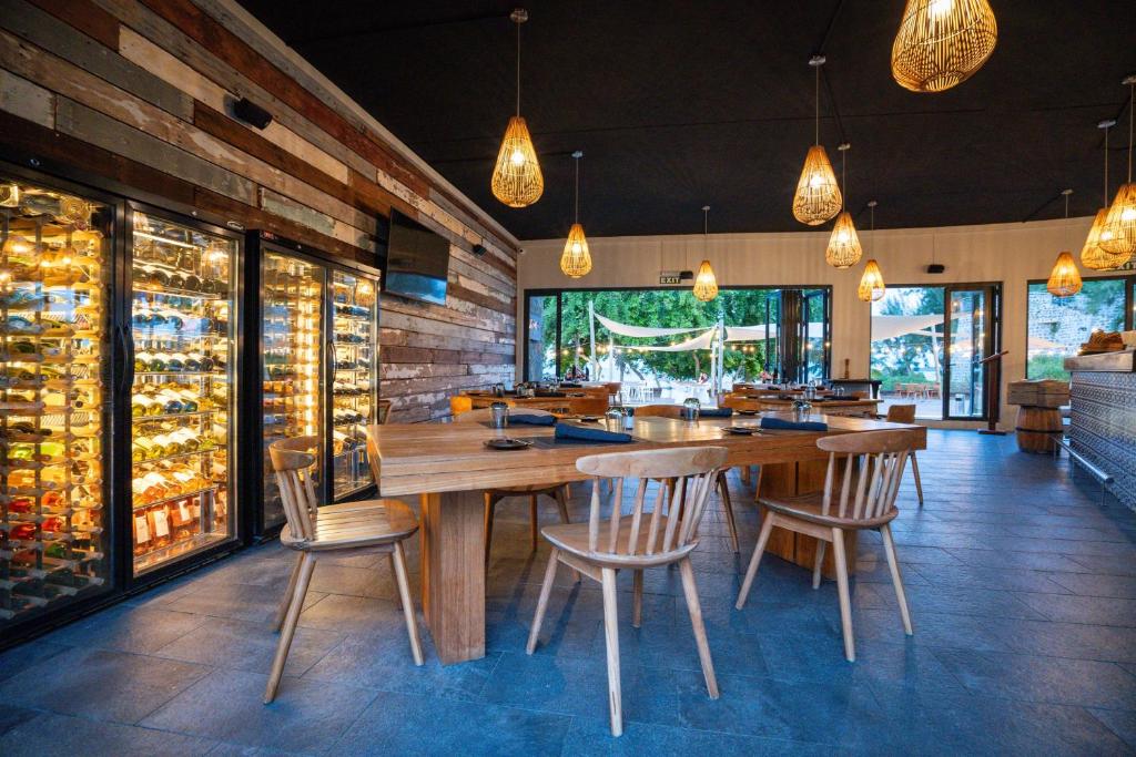 Mūsdienīgs restorāns ar koka detaļām, plašu vīna glabātuvi un apgaismojumu, kas rada siltu atmosfēru. Lielas durvis ved uz āra terasi, piedāvājot patīkamu skatu.