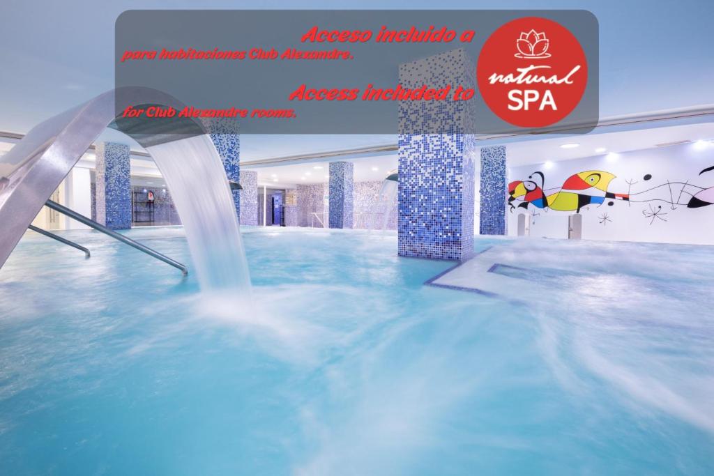 Luksusa spa zona ar zilu ūdeni un modernu dizainu, kurā ir pieejami dažādi relaksācijas elementi. Mūsdienīga atmosfēra ar mākslinieciskām sienu gleznām.