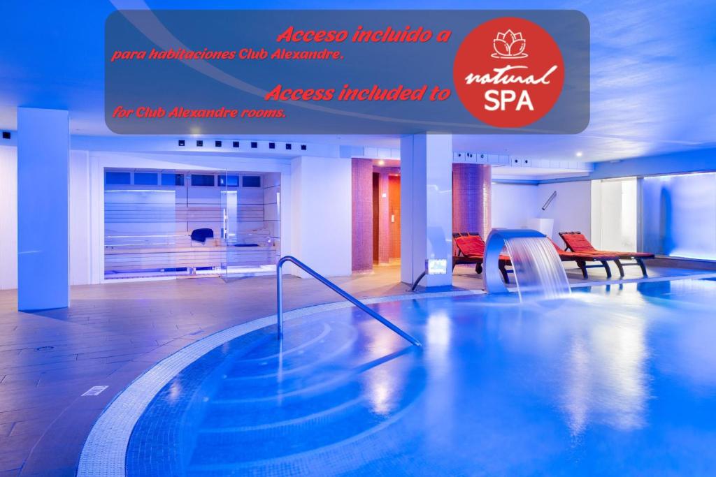 Mūsdienīgs spa ar zilu apgaismojumu un relaksācijas zonu, kurā redzama peldvanna un atpūtas krēsli. Pieejams piekļuve Club Alexandre istabām.