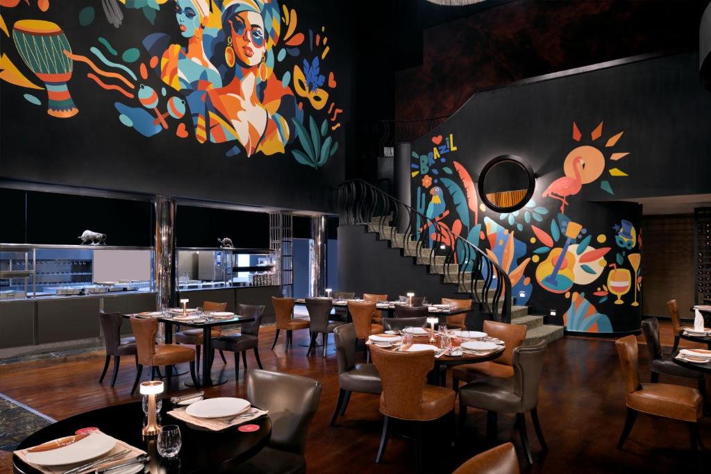 Mūsdienīgs restorāns ar krāsainām muralām un elegantu interjeru, kas piedāvā patīkamu atmosfēru un unikālu dizainu. Ideāla vieta gastronomijas baudījumiem.