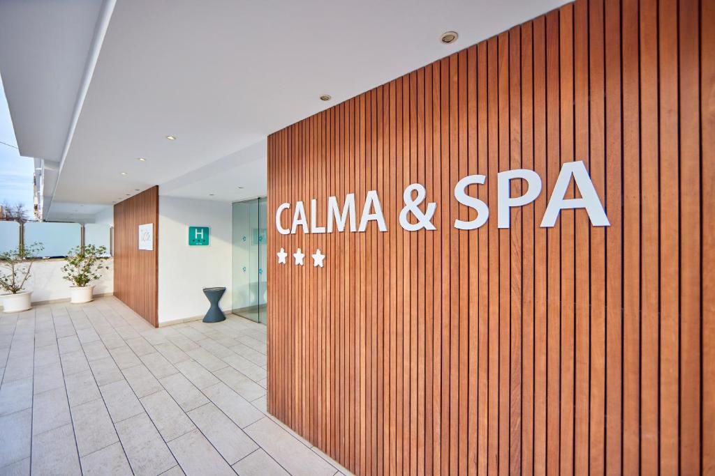 Kalna un SPA viesnīcas ieeja ar koka apdari un modernu dizainu, kas izceļ nosaukumu. Ideāla vieta relaksācijai un atpūtai.