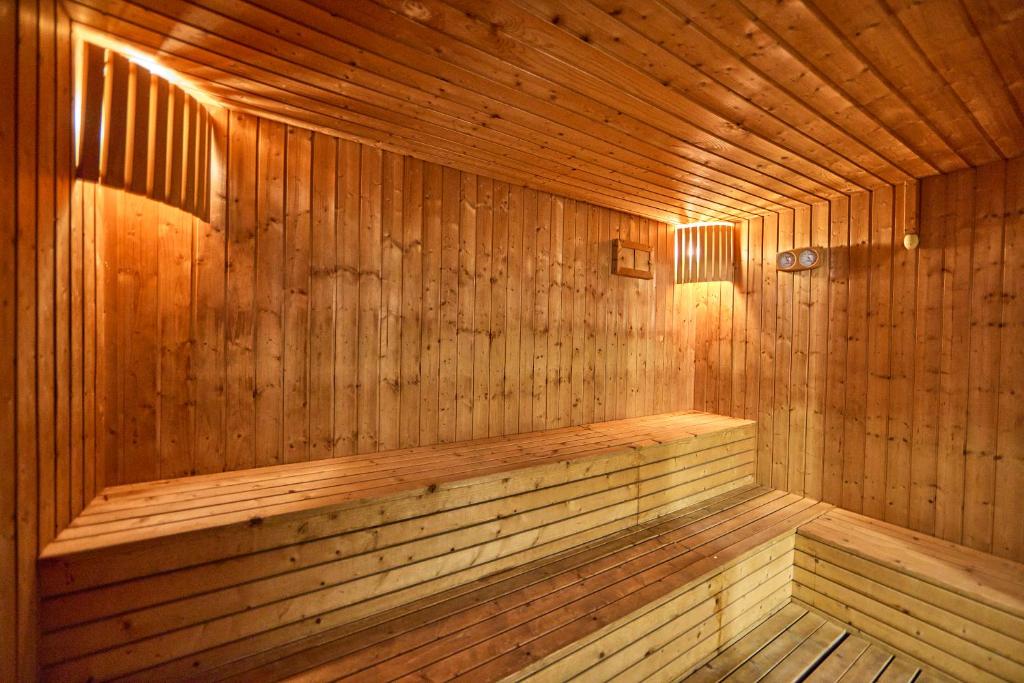 Koka pirts iekšiene ar siltumu izstarojošām lampām un koka sēdekļiem, radot relaksējošu atmosfēru. Ideāla vieta atpūtai un relaksācijai.