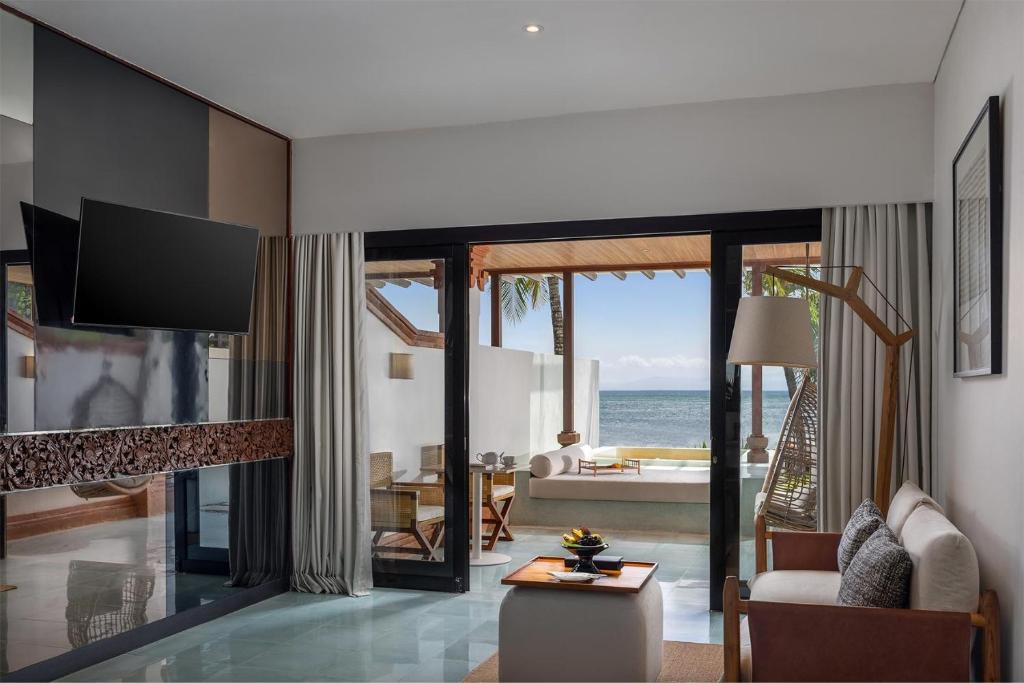 Mūsdienīgs viesnīcas numurs ar plašiem logiem, kas piedāvā skatu uz okeānu, elegantiem mēbeļiem un relaksējošu atmosfēru. Ideāla vieta atpūtai un relaksācijai.