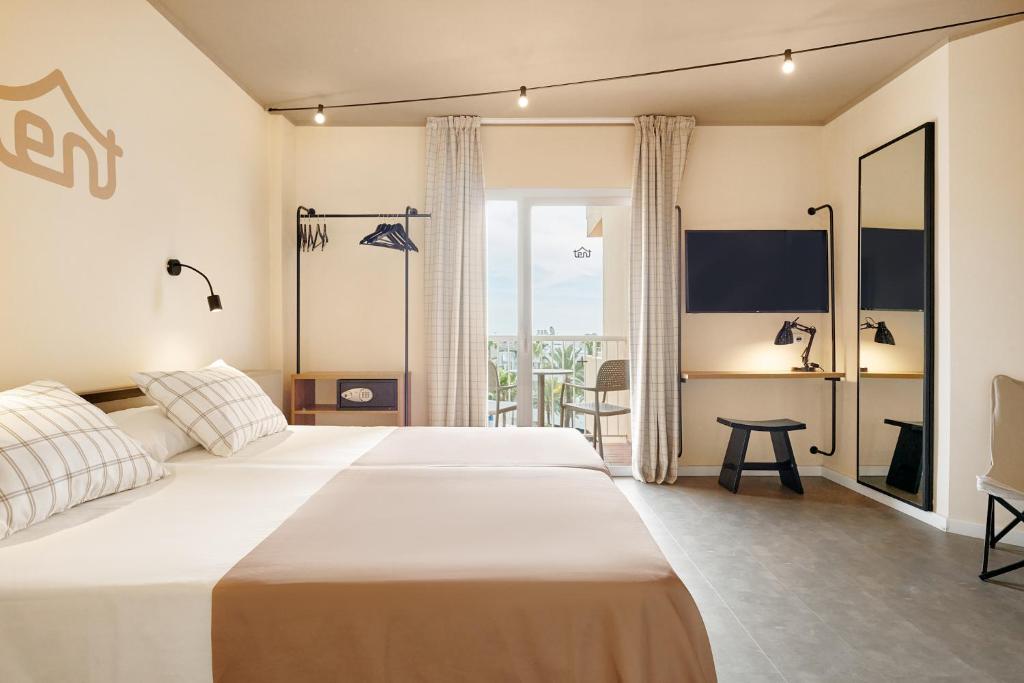 Mūsdienīga viesnīcas numura iekārtojums ar divām gultām, rakstāmgaldu un skatu uz terasi. Interjers ir gaišs ar neitrālām krāsām un ērtām mēbelēm.