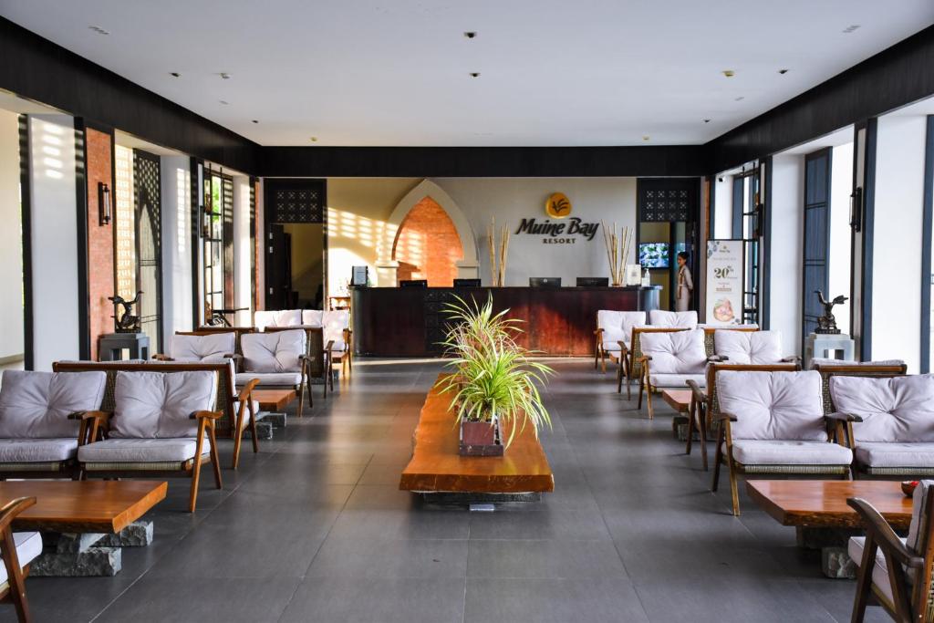 Maine Bay Resort uzņemšanas zona ar modernu interjeru, ērtām mēbelēm un dabas elementiem, kas rada relaksējošu atmosfēru.