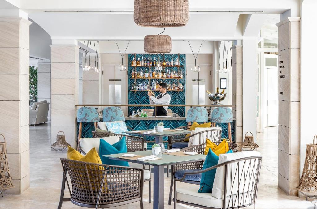 Mūsdienīgs restorāns ar stilīgu interjeru, kas ietver ērtas mēbeles un dzērienu bāru, kur apkalpo viesus. Gaismas un krāsu kombinācija rada patīkamu atmosfēru.