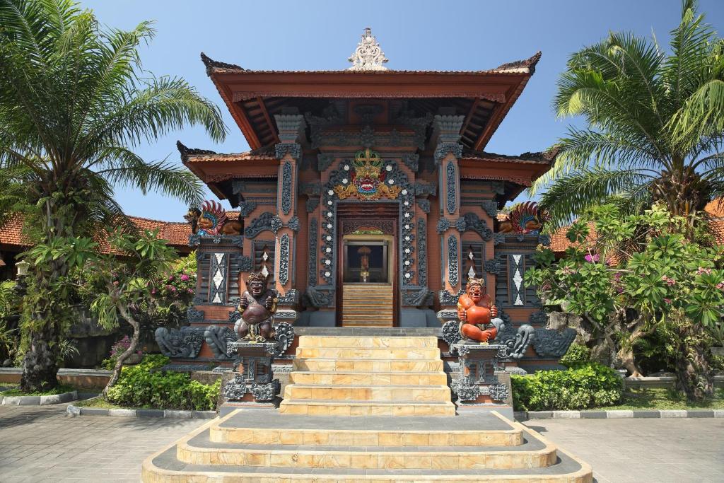 Tradicionāla baliešu templis ar izsmalcinātu arhitektūru, rotātiem statujām un krāsainu dārzu apkārt. Templis ir apburošs ar plašu pakāpienu priekšpusi un palmām, kas piešķir tropisku noskaņu.