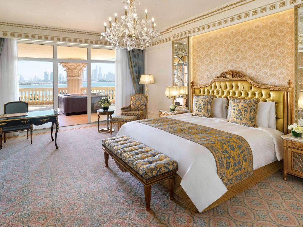 Greznas viesnīcas numurs ar elegantu interjeru, kas ietver zeltītu gultu un skatu uz pilsētu. Numurā ir arī rakstāmgalds un ērts krēsls, radot ideālu atmosfēru atpūtai.