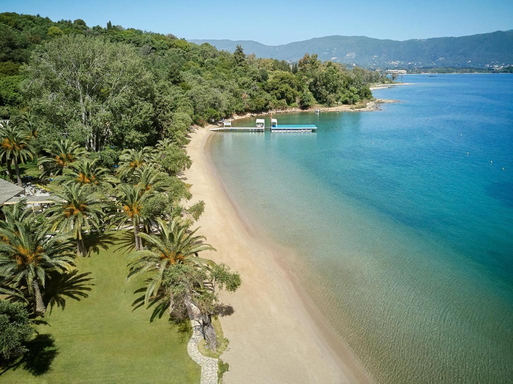 Skaista pludmale ar palmām un skaidru ūdeni, kas ieliecina relaksējošu atmosfēru. Fons veido mežains kalns, kas papildina ainavu.