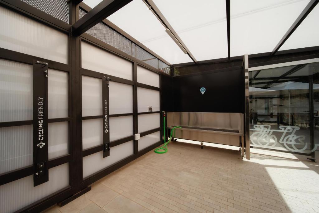 Riteņbraucējiem draudzīga telpa ar higiēnas aprīkojumu, tostarp mazgāšanas staciju un velo turētājiem. Moderns dizains un komforts aktīviem ceļotājiem.