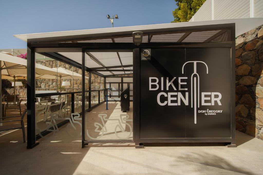 Mūsdienīgs velosipēdu centrs ar stilīgu dizainu un skaidri redzamu logo. Ideāla vieta velosipēdu entuziastiem un tūristiem.