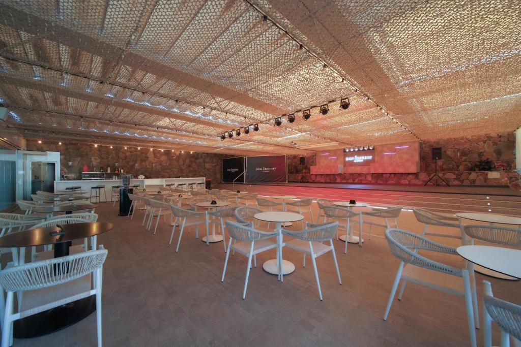 Mūsdienīga pasākumu telpa ar stilīgu interjeru un apgaismojumu, kas nodrošina komfortablu atmosfēru. Telpā ir vairākas sēdvietas un skatuves zona, ideāli piemērota dažādiem pasākumiem.