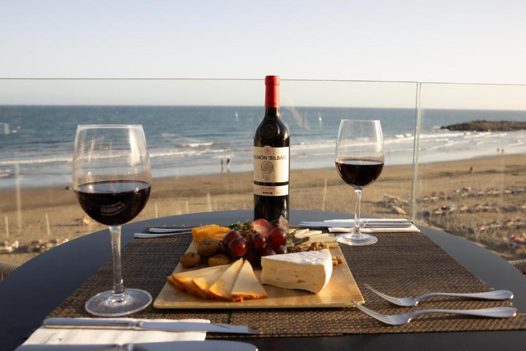Romantiska vakariņas ar sarkanvīnu un sieru, skatoties uz pludmali un jūru. Ideāla atmosfēra atpūtai un baudīšanai.