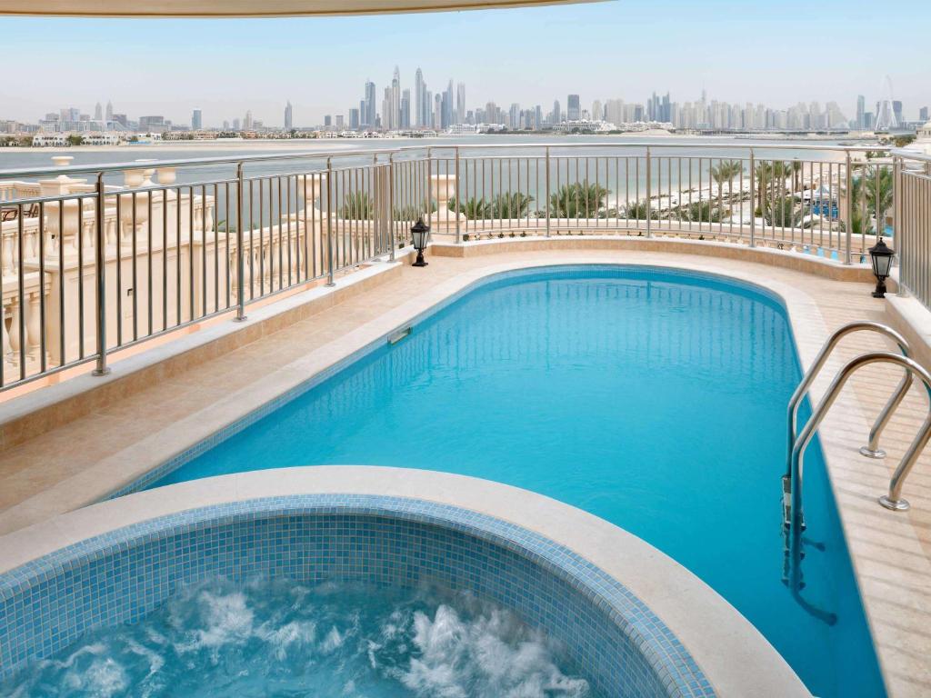 Privāta terases baseins ar burbuļvannu un skatu uz Dubaijas debesskrāpjiem. Ideāla vieta atpūtai un relaksācijai.