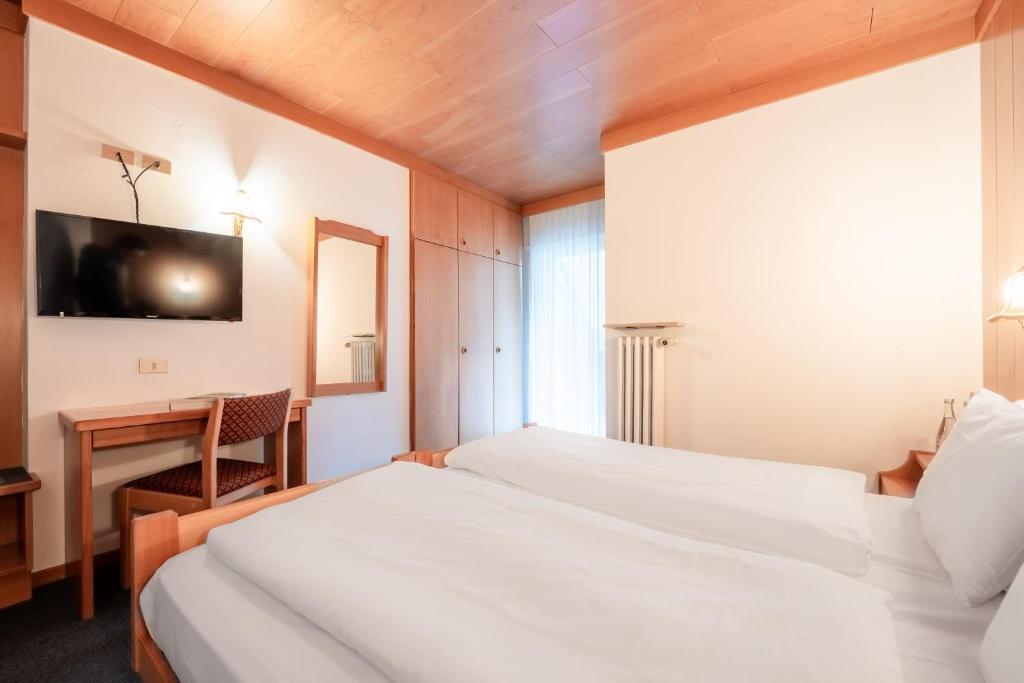 Mūsdienīgs viesnīcas numurs ar divām gultām, darba galdu, televizoru un skapi. Interjers ir gaišs, ar koka elementiem un logu, kas nodrošina dabisko apgaismojumu.