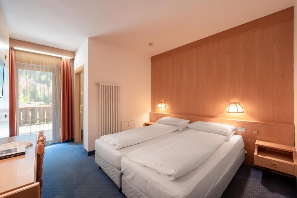 Mūsdienīgs viesnīcas numurs ar divām atsevišķām gultām, koka apdari un skatu uz ainavu caur lieliem logiem. Numurā ir rakstāmgalds un komfortabla, silta apgaismojuma sistēma.