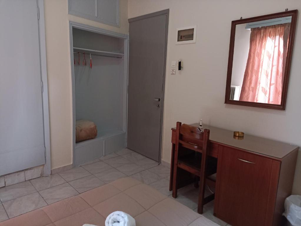 Gultas istaba ar rakstāmgaldu, spoguli un skapja stūri. Logi ar rozā aizkariem, kas papildina telpas gaisotni.