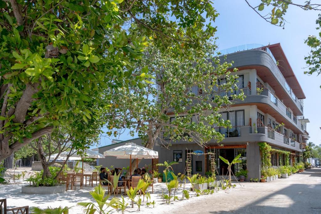 Mūsdienīgs viesnīcu komplekss ar terasi un dārzu, kas atrodas pie pludmales, ar ērtām āra sēdvietām un zaļu apkārtni. Ideāla vieta atpūtai un relaksācijai.