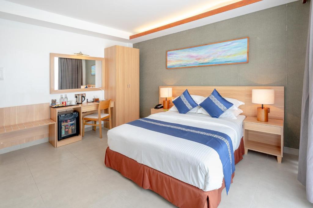 Mūsdienīgs viesnīcas numurs ar divguļamo gultu, koka mēbelēm un izsmalcinātu mākslas darbu uz sienas, kas nodrošina komfortablu atpūtu. Numurā ir rakstāmgalds, minibārs un televizors.