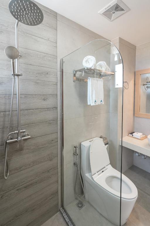 Mūsdienīgs vannasistabas interjers ar dušu, higiēnas piederumiem un stilīgu dizainu. Eleganta stikla duškabīne un moderns tualetes pods rada komfortablu atmosfēru.