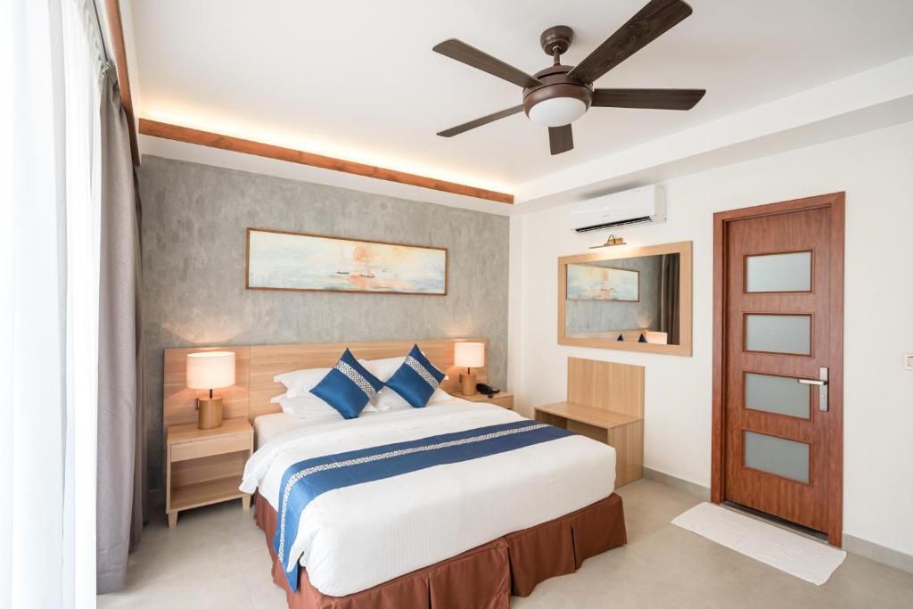 Mūsdienīga guļamistaba ar divguļamo gultu, koka mēbelēm un piekārtu spoguli, kas nodrošina komfortablu un estētisku atmosfēru. Gaismas tonis un dekoratīvie akcenti piešķir telpai siltumu un mājīgumu.