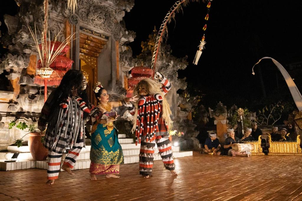 Tradicionāla Bali dejas izpildīšana ar krāsainiem kostīmiem un kultūras elementiem, notiek naktī pie tempļa.
