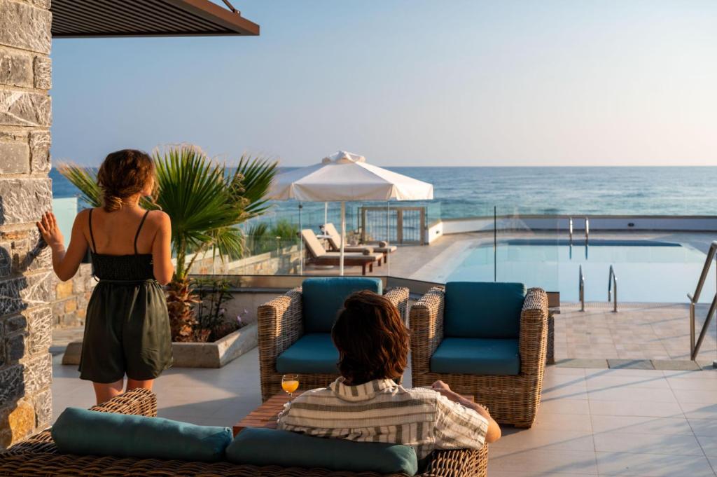 Skats uz jūru no Alexander Beach Hotel & Village terases ar baseinu