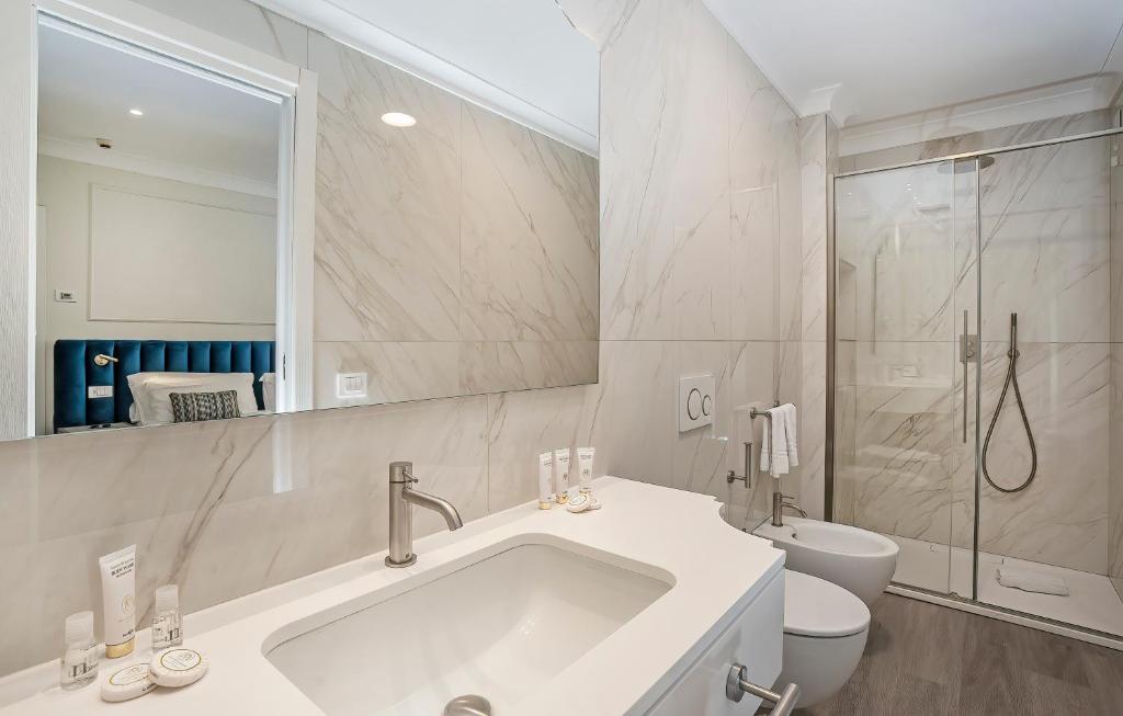 Mūsdienīga vannas istaba ar marmora apdari, moderna izlietne un dušas kabīne. Sākotnēji iekārtota ar elegantiem sanitārajiem izstrādājumiem un kosmētikas līdzekļiem.