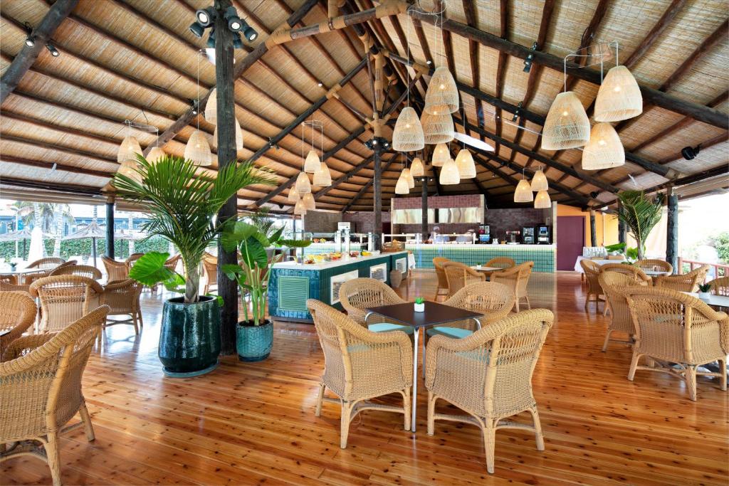 Moderns tropu restorāns ar koka grīdu, ratanā izstrādātām mēbelēm un elegantiem piekariņiem. Interjers ir gaišs un viesmīlīgs, ar daudzām zaļām augu dekorācijām.