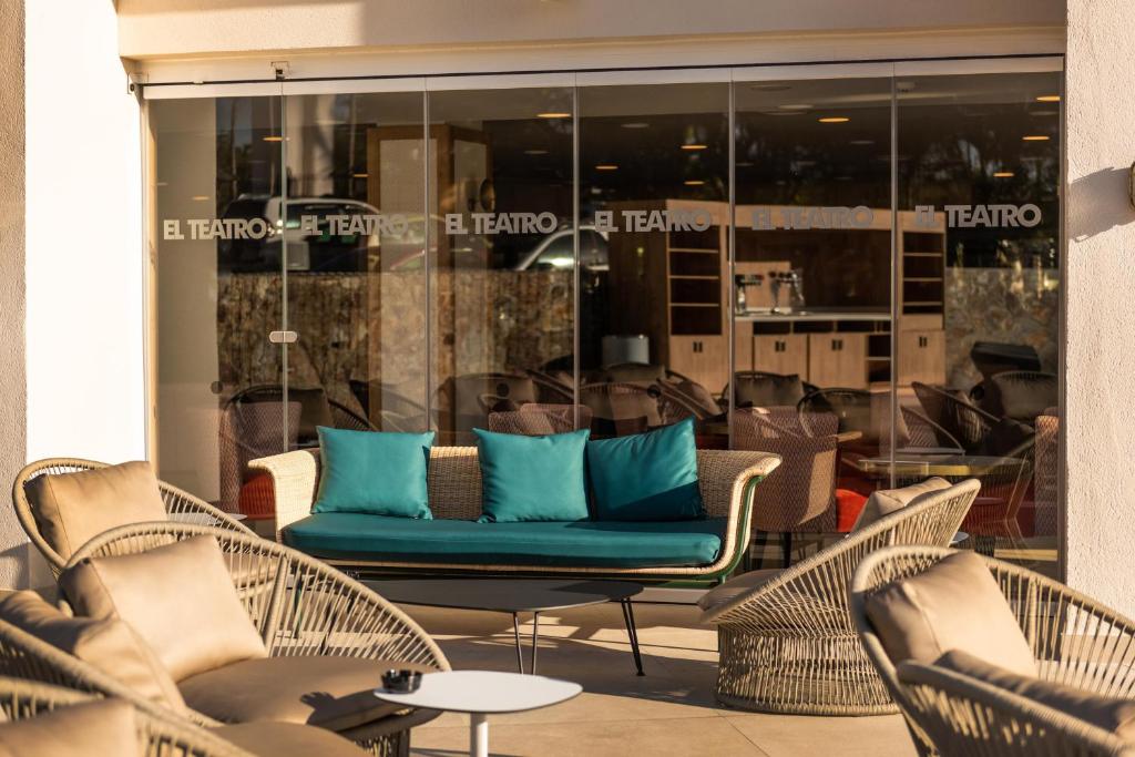Mūsdienīgas terases zona ar ērtām mēbelēm un stikla fasādi, kas atspoguļo restorāna nosaukumu "EL TEATRO". Ideāla vieta relaksācijai un socializācijai.