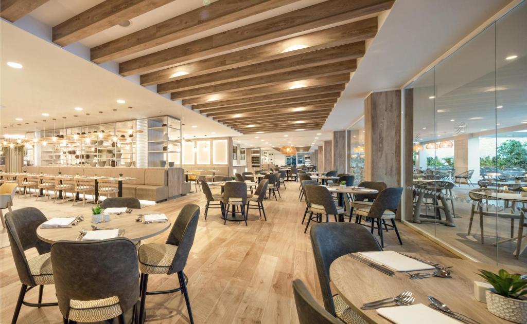 Mūsdienīgs restorāns ar elegantu interjeru, koka griestiem un plašu sēdvietu izvietojumu, kas rada patīkamu atmosfēru. Gaismas elementi un dabīgais apgaismojums uzsver telpas estētiku.