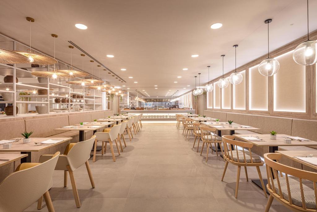 Mūsdienīgs restorāns ar gaišu interjeru, elegantām koka mēbelēm un mīkstu apgaismojumu, kas rada patīkamu atmosfēru. Galdi ir sakārtoti gar garu telpu, nodrošinot pietiekami daudz vietas apmeklētājiem.