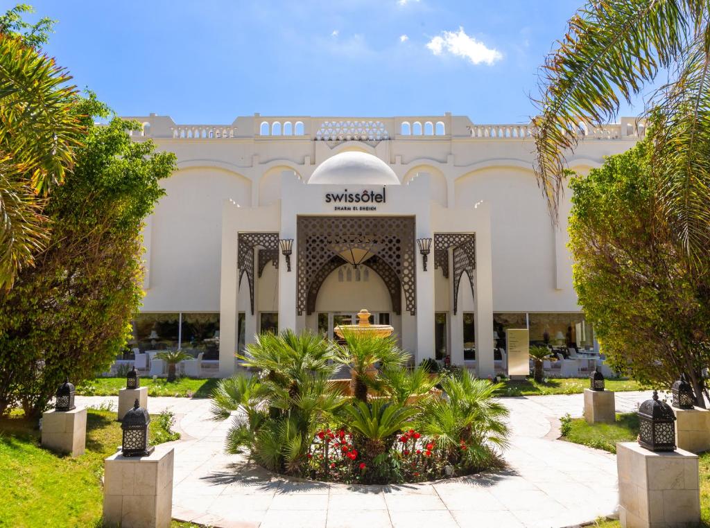 Luksusa viesnīca Swissôtel Šarm El Šeihā, ieskauta zaļumos ar elegantu arhitektūru un viesmīlīgu ieeju. Dārzs ar palmām un dekoratīvām laternām rada mierīgu atmosfēru.
