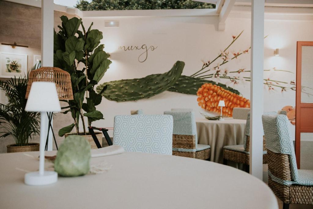 Mūsdienīgs restorāns ar augu rotājumiem un māksliniecisku sienu apgleznojumu, kas attēlo kaktusus un ziedus. Sēdvietas ar ērtām krēsliem un dabīgām materiālu niansēm.