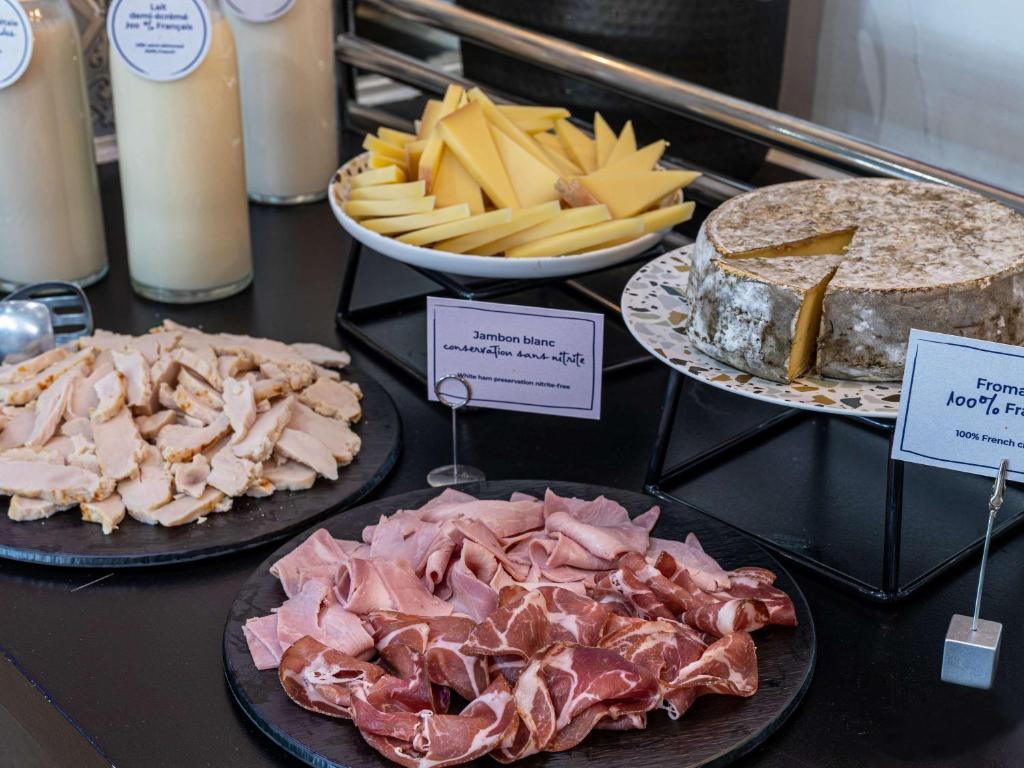 Svaigu gaļas un sieru izvēle, ieskaitot plāni sagrieztu vistas gaļu, dažādu veidu šķiņķi un sieru. Ideāls papildinājums gardēžu brokastīm vai uzkodu galdam.