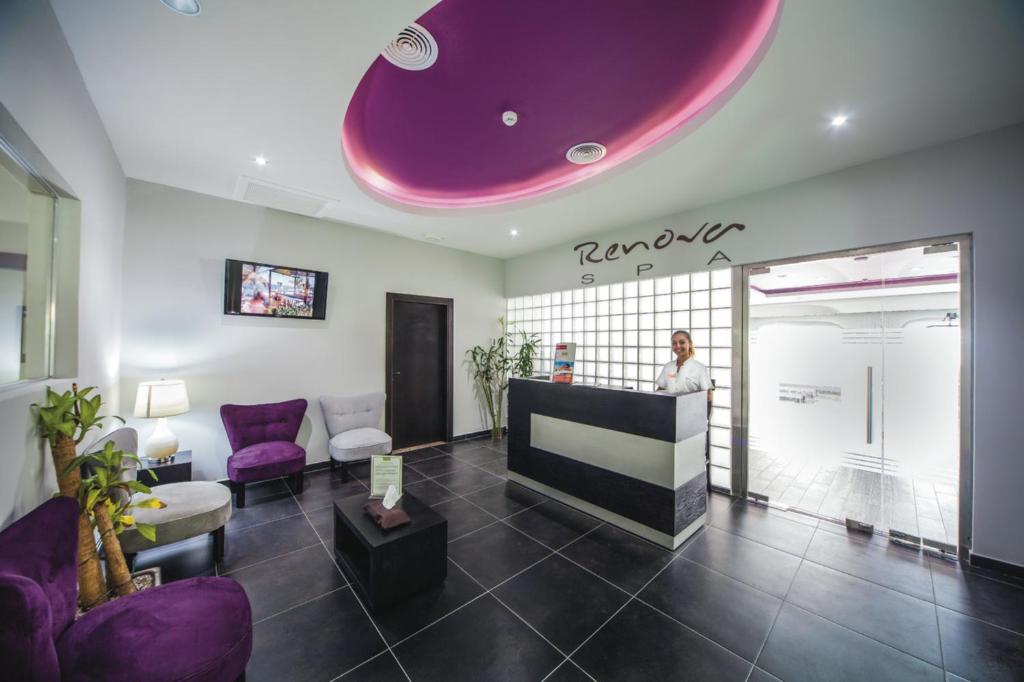 Mūsdienīgs spa reģistratūras interjers ar elegantu dizainu, kurā ir relaksējoša atmosfēra un laipns personāls. Telpa ir apgaismota ar siltu gaismu un rotāta ar modernām mēbelēm.