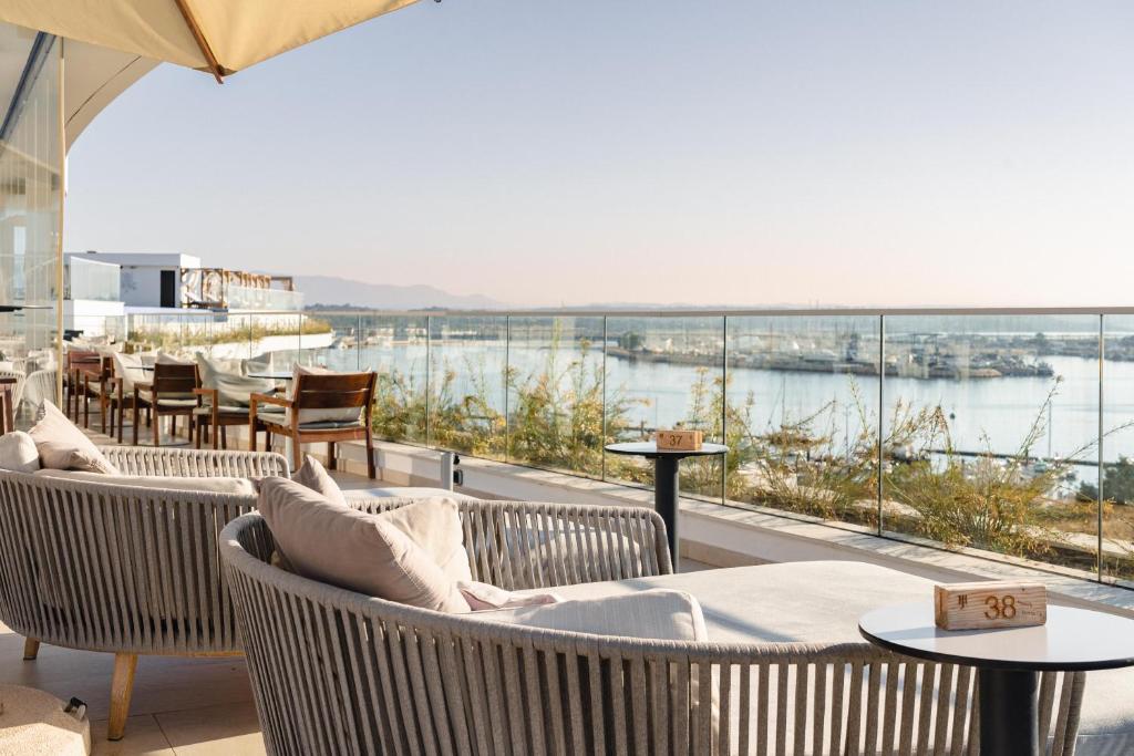 Moderns terases dizains ar komfortablām mēbelēm un skatu uz ūdeni. Ideāla vieta relaksācijai un izbaudīšanai.