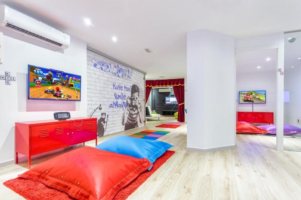 Krāsaina un mūsdienīga spēļu telpa ar lielām spilveniem, televizoru un interaktīvām spēlēm. Telpa ir aprīkota ar modernām mēbelēm un jautru, radošu sienu apdari.