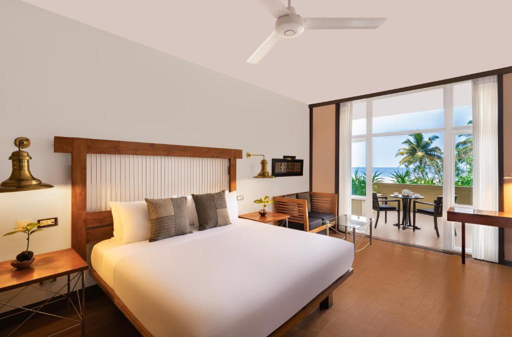 Mūsdienīgs viesnīcas numurs ar vienu lielu gultu, koka mēbelēm un skatu uz jūru. Numurā ir arī sēdvieta un balkons, kas nodrošina mierīgu atmosfēru.