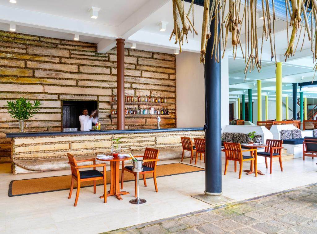 Mūsdienīgs restorāns ar unikālu koka apdari, stilīgu bāru un ērtām sēdvietām, kas rada patīkamu atmosfēru. Interjerā ir redzami zaļumi un ērtas mēbeles.