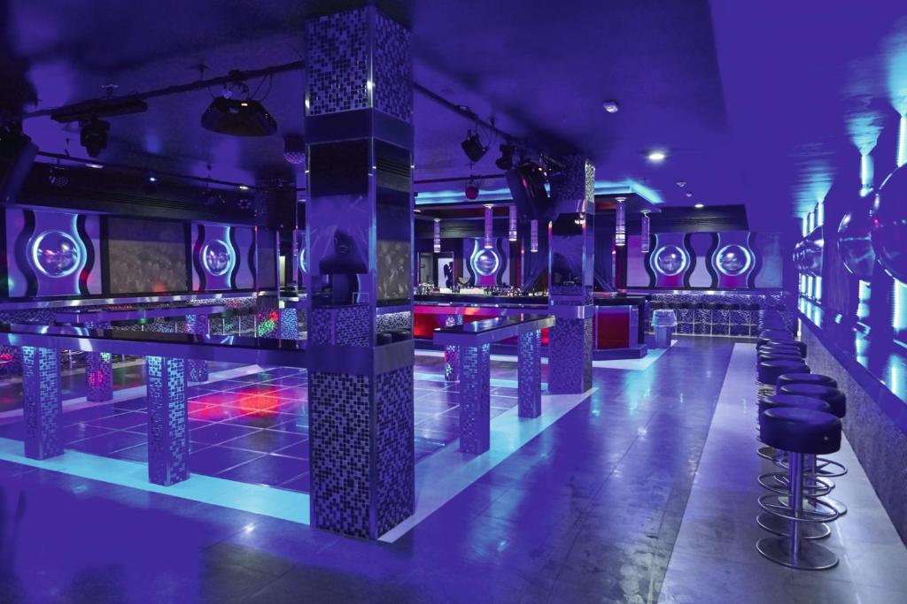 Mūzikas klubs ar modernu dizainu, spilgtām krāsām un stilīgām sēdvietām, radot enerģisku atmosfēru. Ideāla vieta izklaidei un ballītēm.