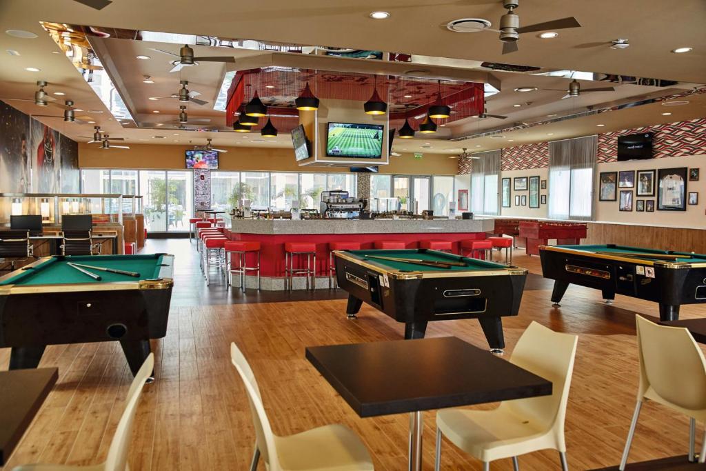 Moderns izklaides centrs ar biljarda galdiem un bāru, kas piedāvā draudzīgu atmosfēru un sporta pārraides. Svaigs dizains ar koka grīdu un daudzām sēdvietām.