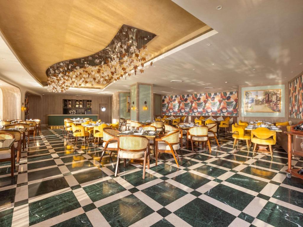 Moderns restorāns ar elegantu interjeru, dzeltenām krēsliem un greznu griestu apgaismojumu. Lieliska vieta ēdiena baudīšanai ar stilīgu grīdu.