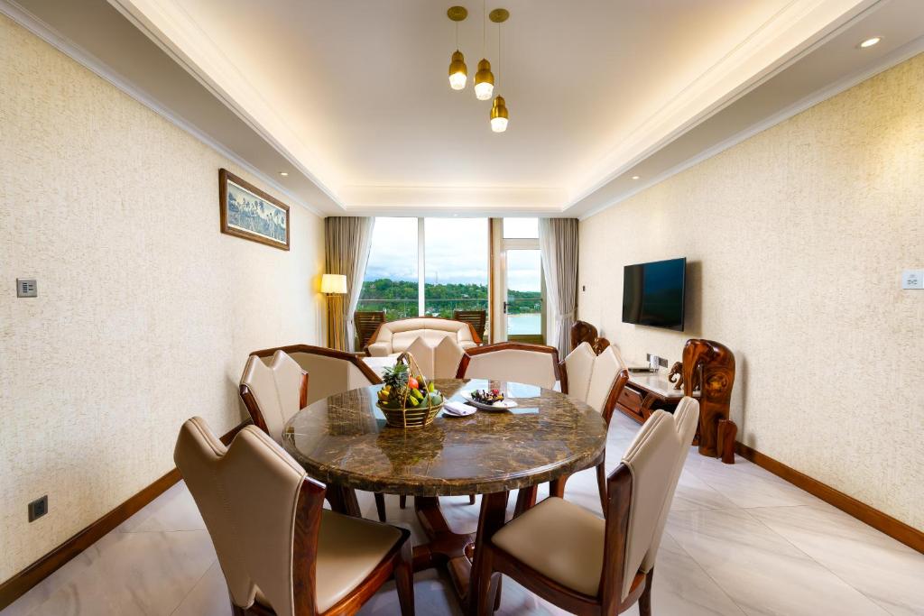 Elegants numurs Araliya Beach Resort & Spa ar skatu uz dārzu.