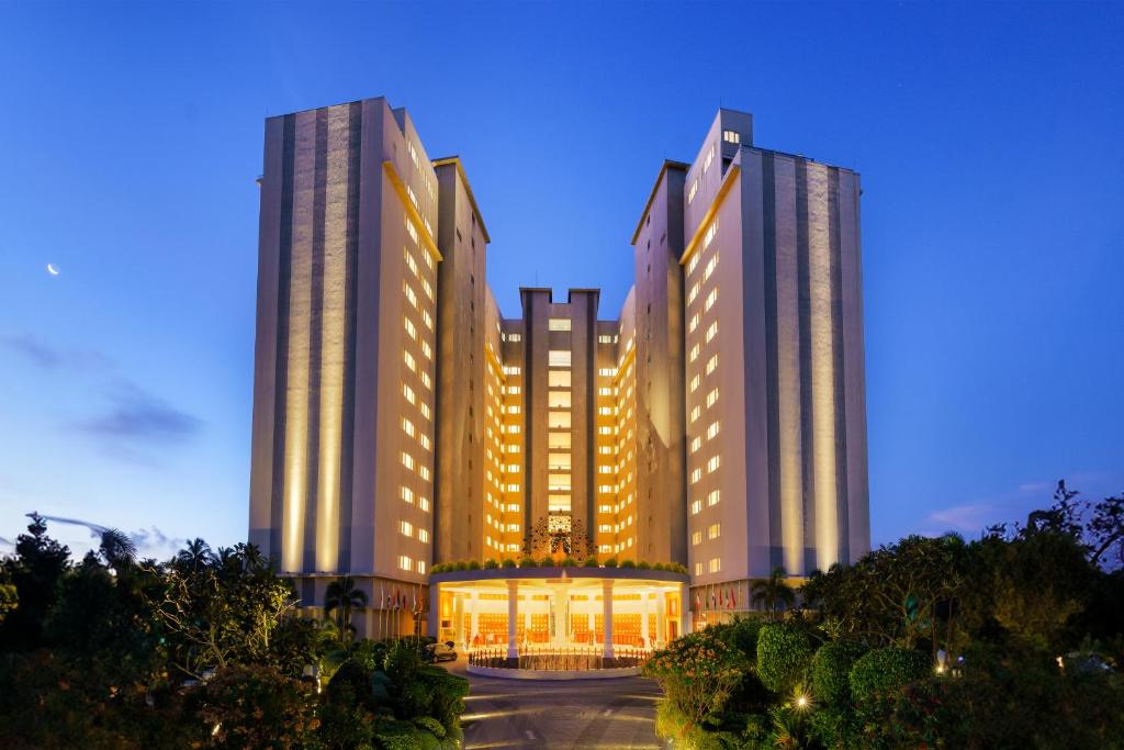 Araliya Beach Resort & Spa majestātiskā ēka piekrastē