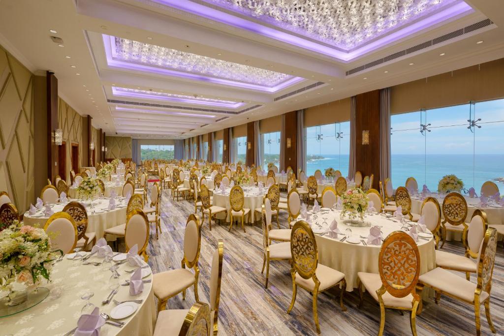 Araliya Beach Resort & Spa elegantās banketu zāles ar skatu uz okeānu.