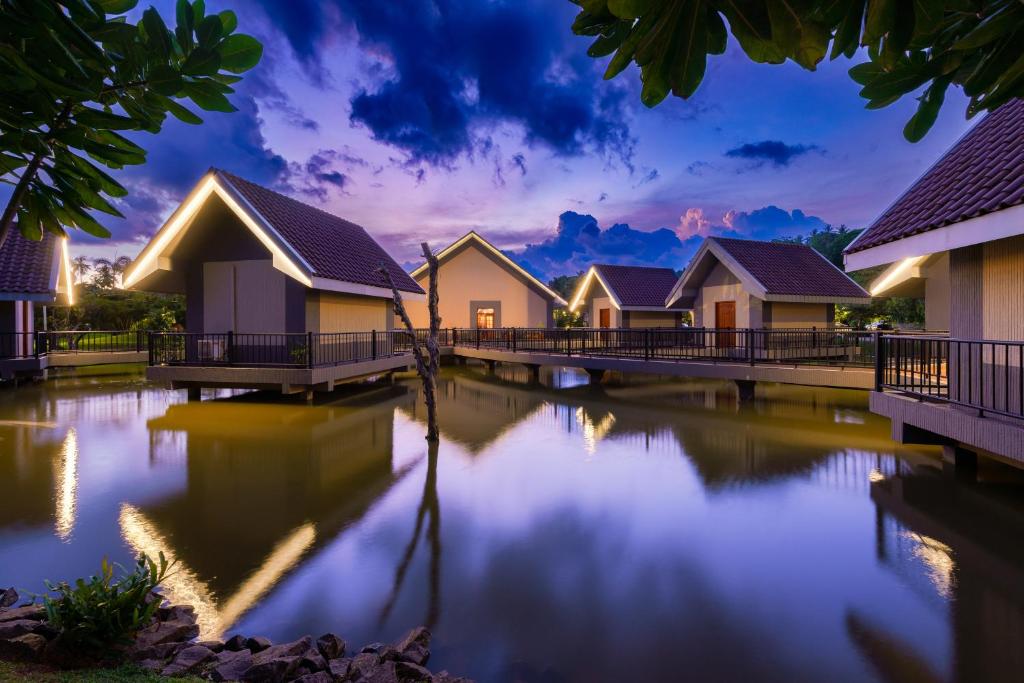 Araliya Beach Resort & Spa elegantās villas pie ūdens krēslā.