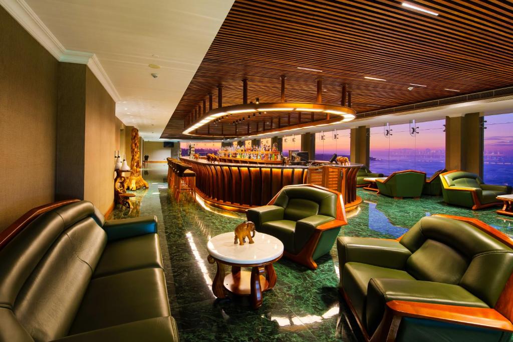 Araliya Beach Resort & Spa elegantais bārs ar jūras skatu