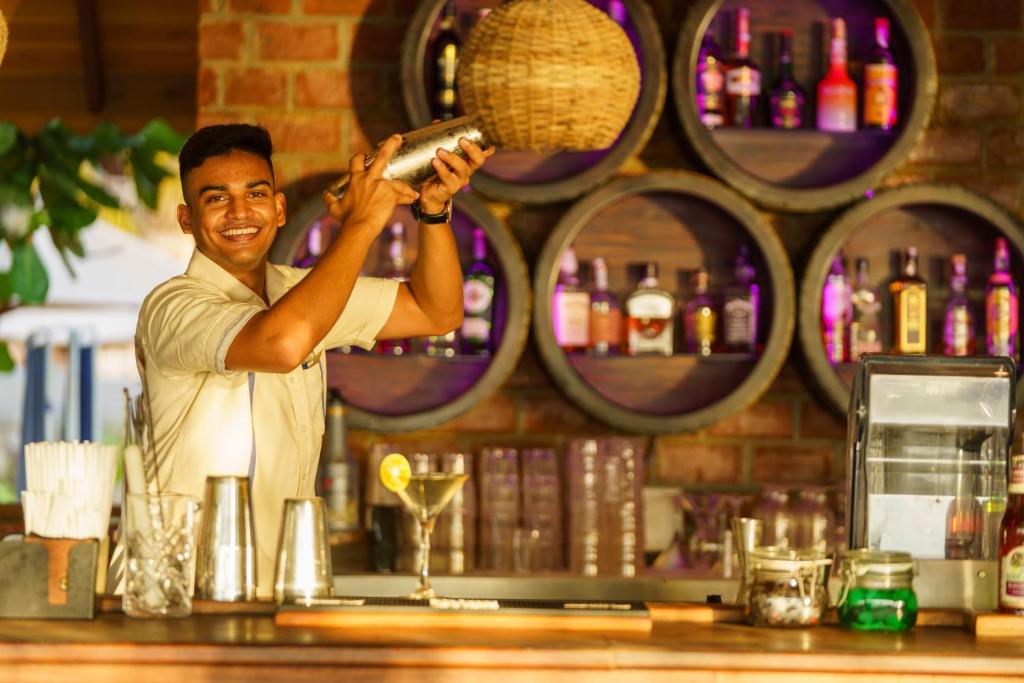 Araliya Beach Resort & Spa bārmenis gatavo kokteili.