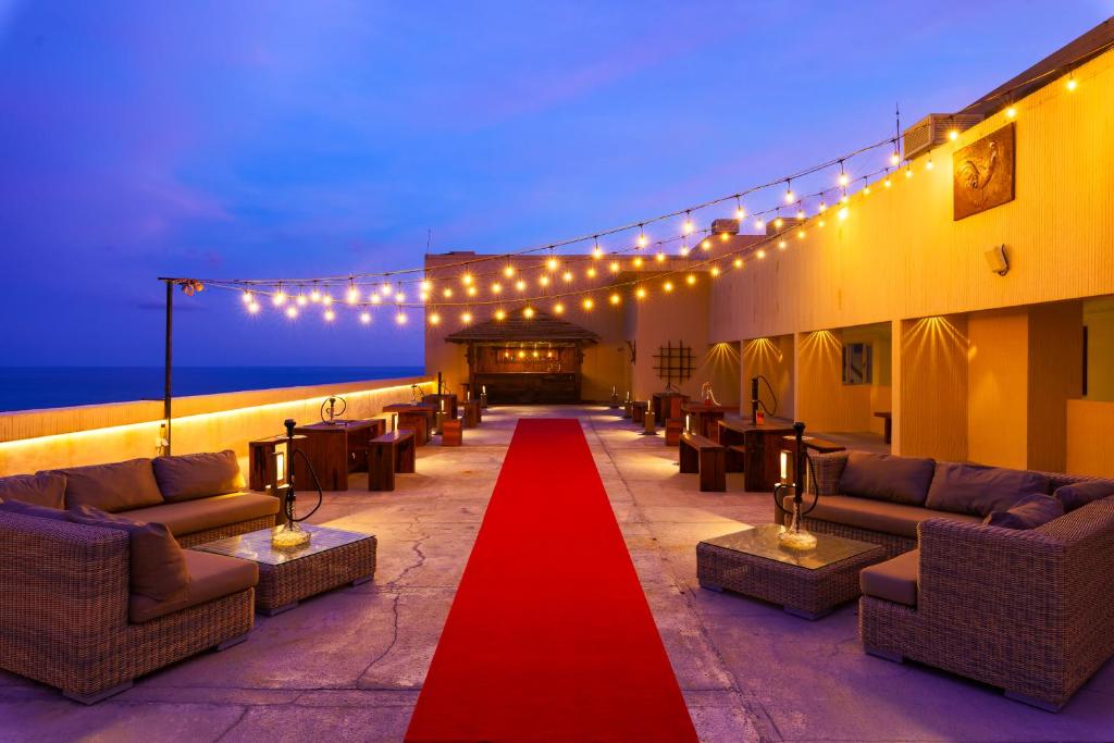 Araliya Beach Resort & Spa jumta terase ar skatu uz okeānu